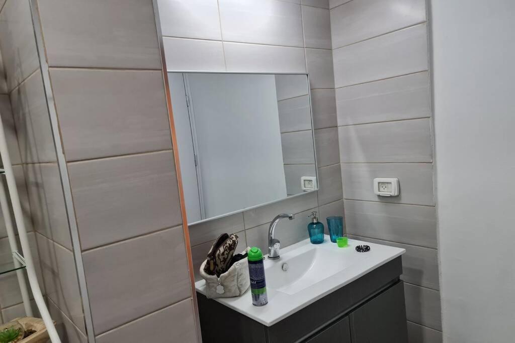 נוף הארבל עם חלון לכינרת Apartment Migdal Exterior photo